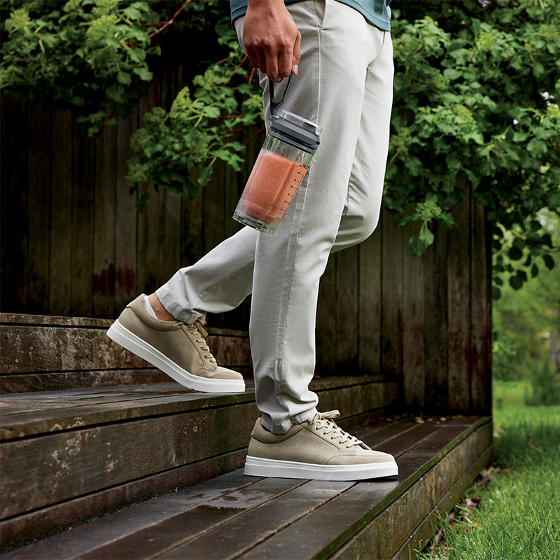 InUse_Outdoors_StraightOn_CarriedByHandle