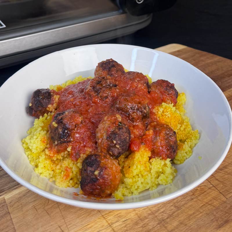 קוסקוס וקציצות בצלחת