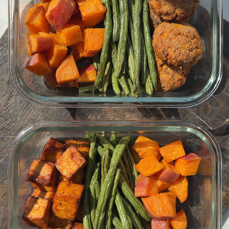 טופו במרינדת סויה-סילאן וקציצות טונה עם בטטה ושעועית ירוקה